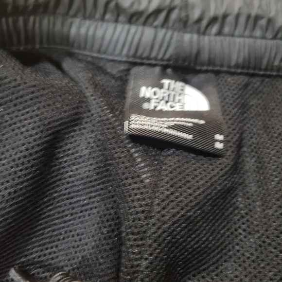 The North Face Medium Black Mesh Lined Relaxed Fit Hydrenaline Shorts NWT - Picture 3 of 8